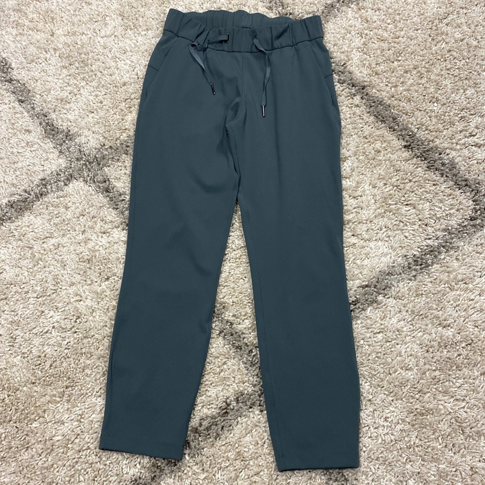 Lululemon On The Fly Pant *28"
Dark Forest- size 4